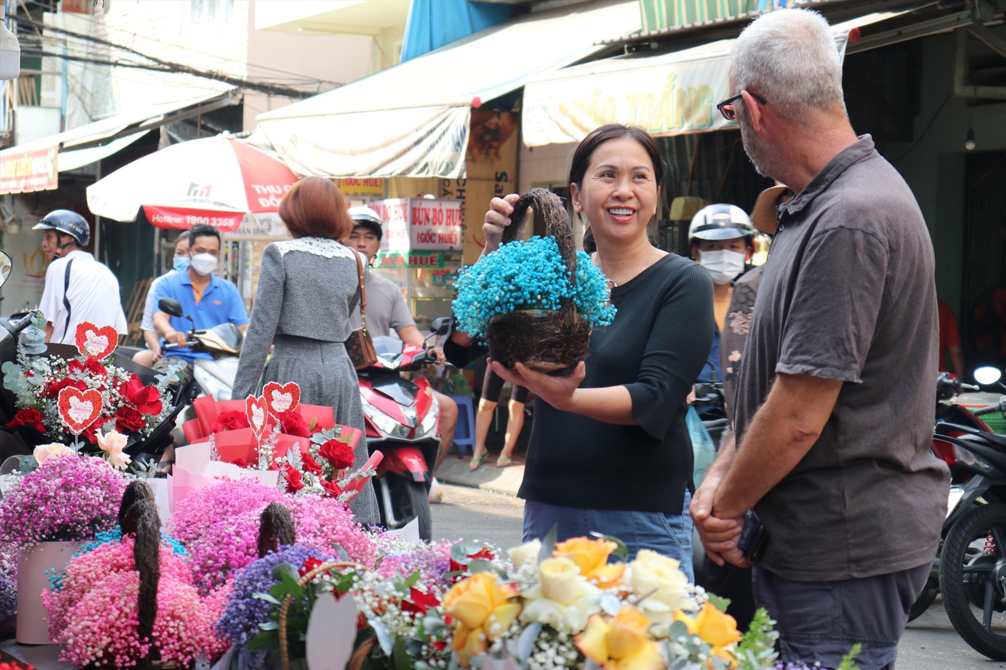 Cô Tám, chủ một cửa hàng hoa bày tỏ: “Năm nay cửa hàng tôi sản xuất và bày bán thêm nhiều giỏ hoa có mức giá “bình dân“. Hoa trong kho hàng còn rất nhiều, mẫu mã đa dạng, giá cả cũng rẻ nên hy vọng sẽ bán hết trong dịp valentine này”.