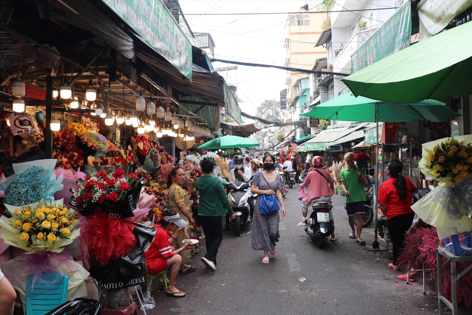 Chợ hoa Hồ Thị Kỷ (Quận 10, TPHCM) bày bán hàng trăm loại hoa tươi từ Đà Lạt và một số tỉnh miền Tây Nam Bộ. Theo ghi nhận trưa ngày 14.2, tại chợ hoa Hồ Thị Kỷ (Quận 10,TPHCM), hoa được bày bán khá nhiều trên khắp tuyến đường dài 400m.