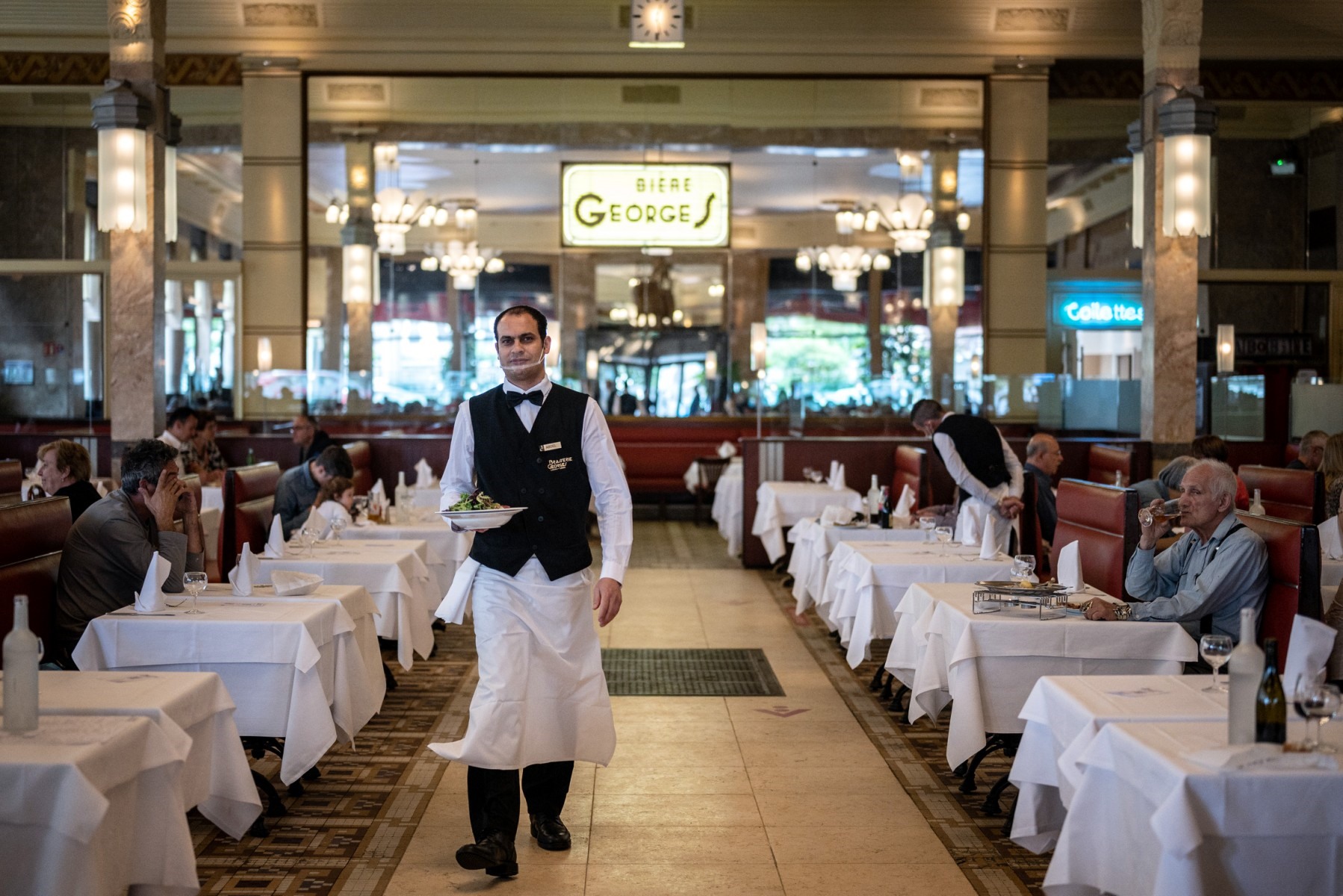 Nhà hàng Brasserie Georges ở thành phố Lyon, Pháp trong ngày đầu mở cửa hôm 15.6. Ảnh: AFP