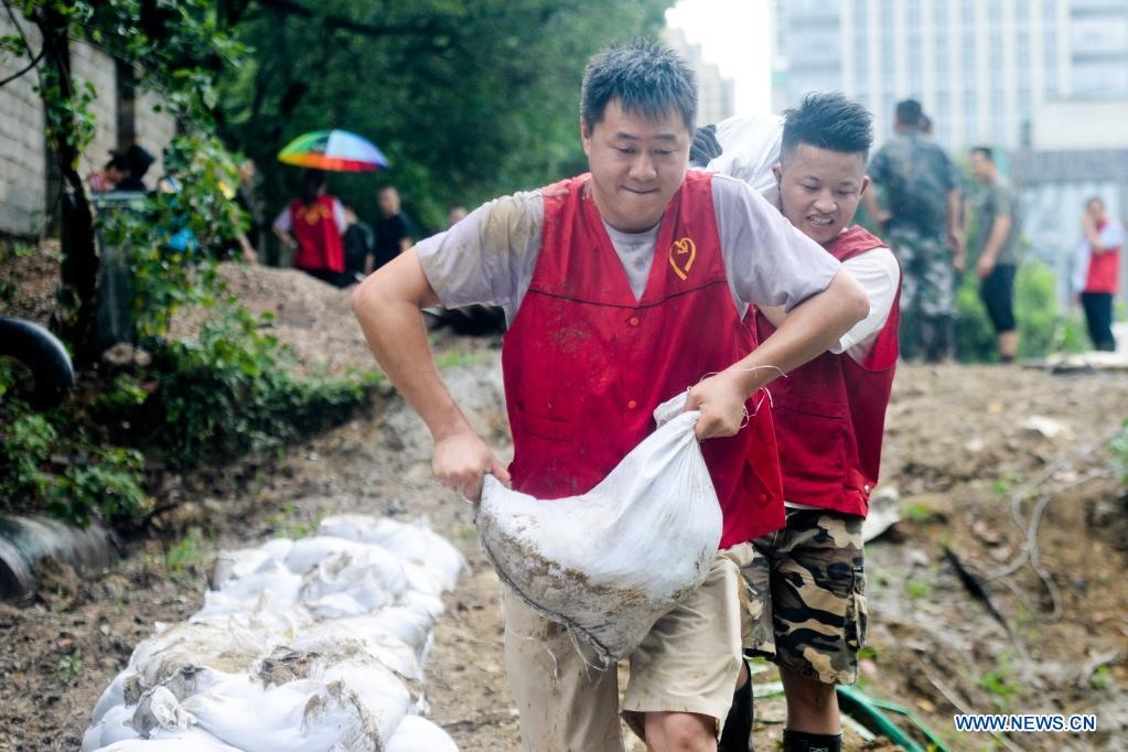 Người dân mang bao cát để gia cố bờ sông ở huyện Trường Hưng, thành phố Hồ Châu, tỉnh Chiết Giang phía đông Trung Quốc. Ảnh: Xinhua