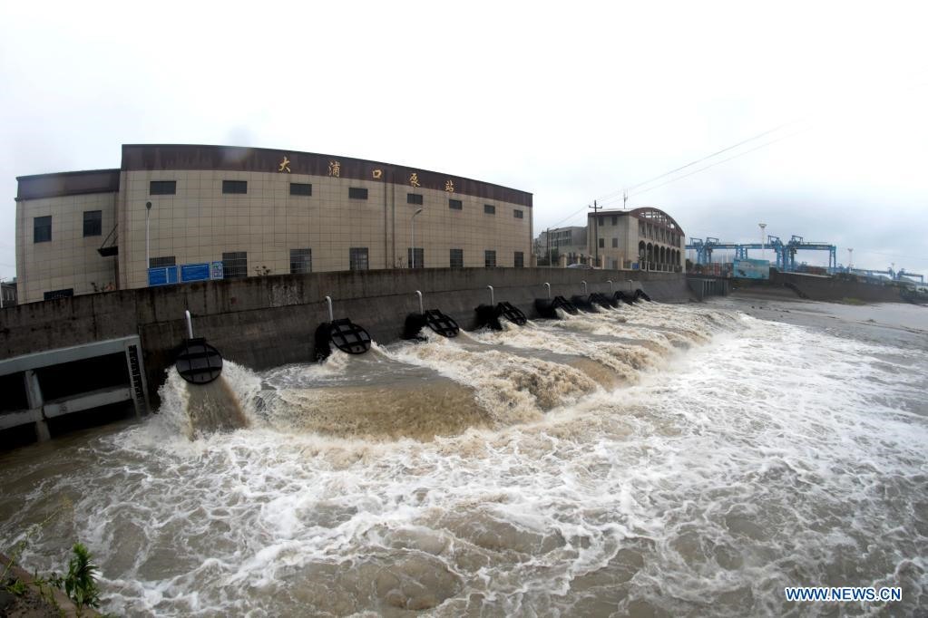 Trạm bơm xả lũ khẩn cấp hôm 25.7 để ngăn nguy cơ lũ lụt trên đảo Jintang, thành phố Chu Sơn, tỉnh Chiết Giang. Ảnh: Xinhua