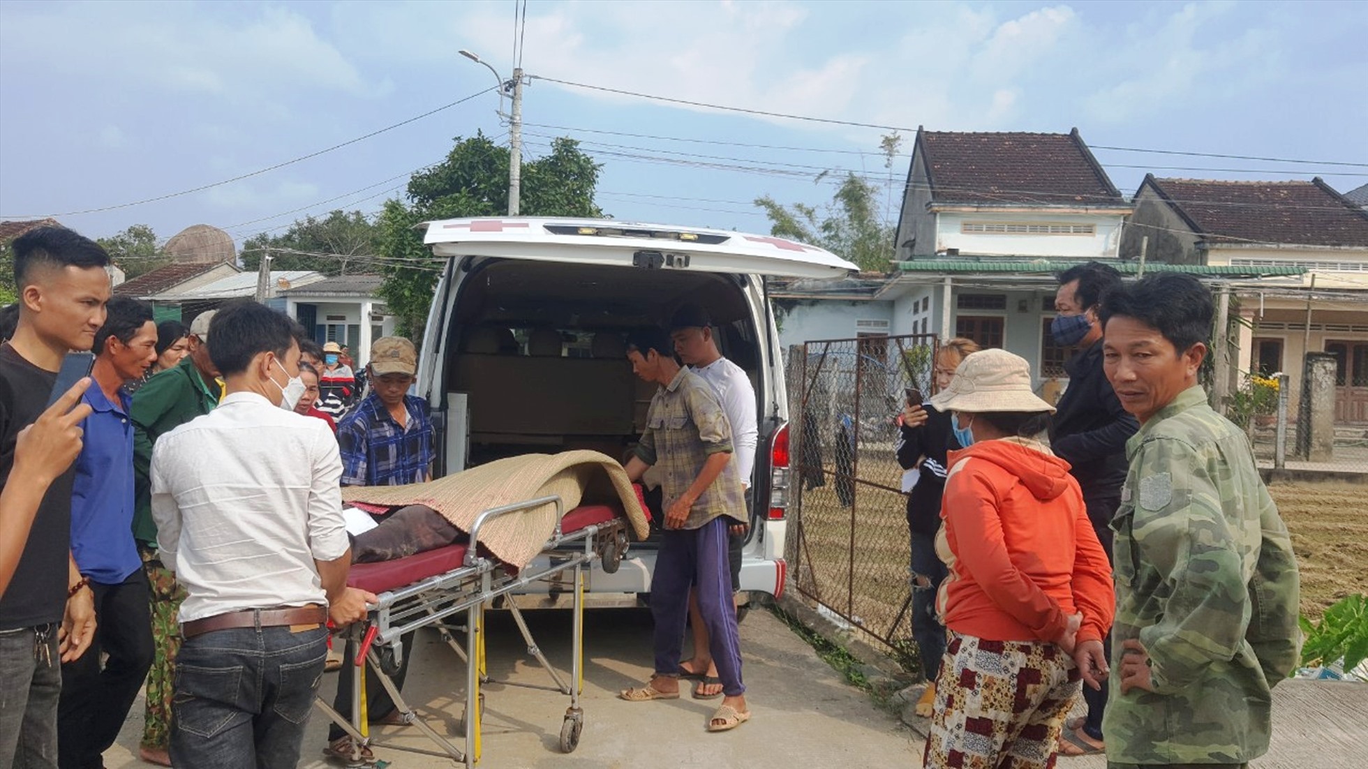 Người dân đưa thi thể ông Bạch Ngọc Linh, 64 tuổi, trú xã Nghĩa Hà cũng là nạn nhân trong vụ TNGT trên về nhà mai táng. Ảnh: Ngọc Viên