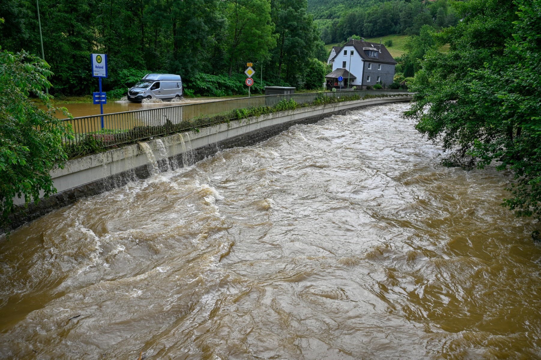 Nước sông Volme dâng cao ở Priorei, Đức. Ảnh: AFP