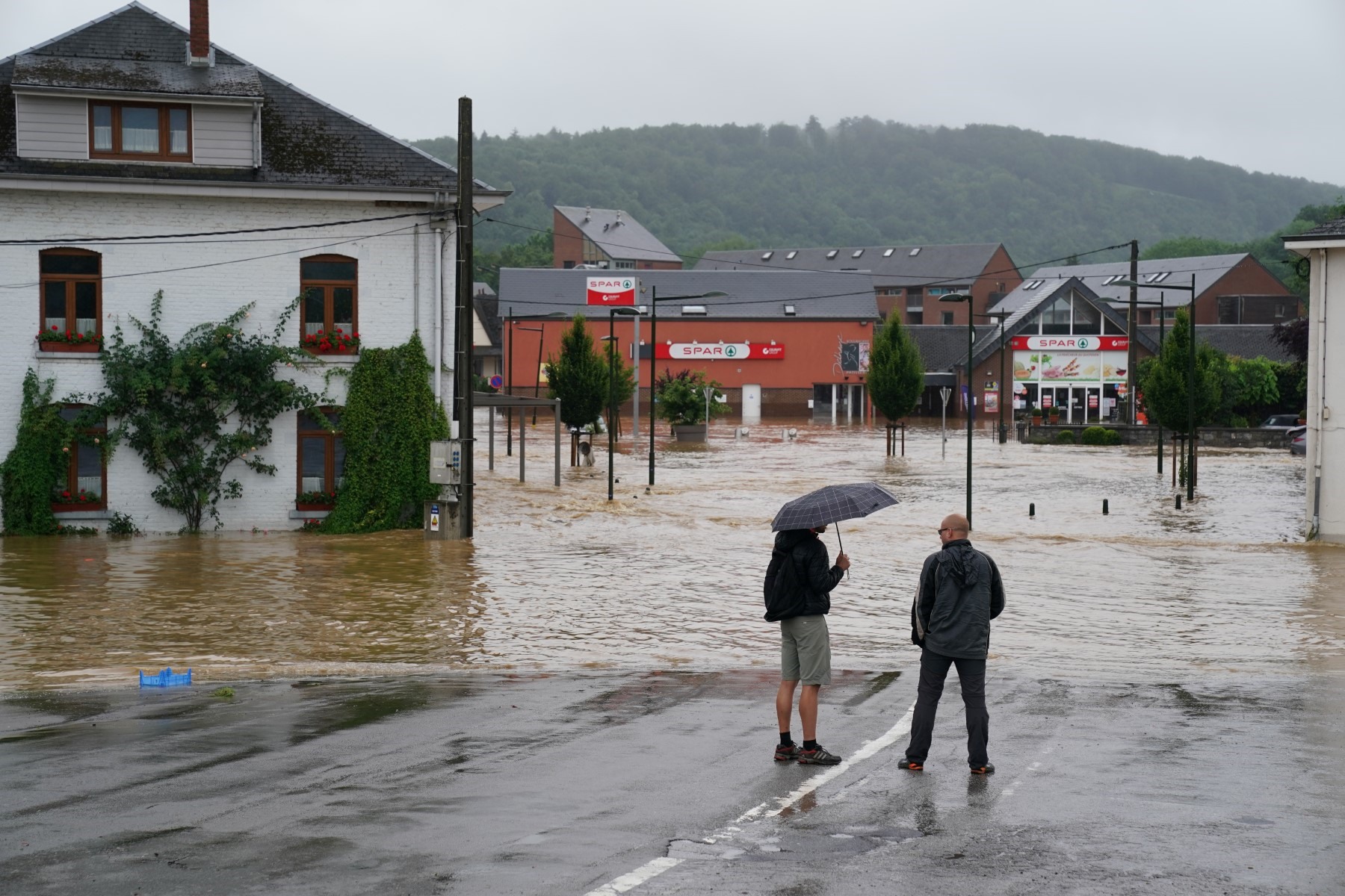 Một con phố ngập lụt ở Rochefort, Bỉ ngày 15.7.2021. Ảnh: AFP