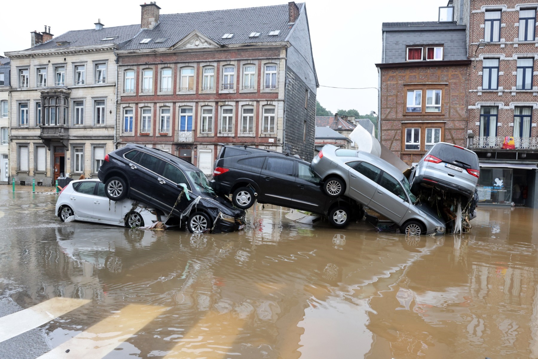 Xe ô tô chất đống sau trận lũ lụt khắp Tây Âu. Ảnh: AFP