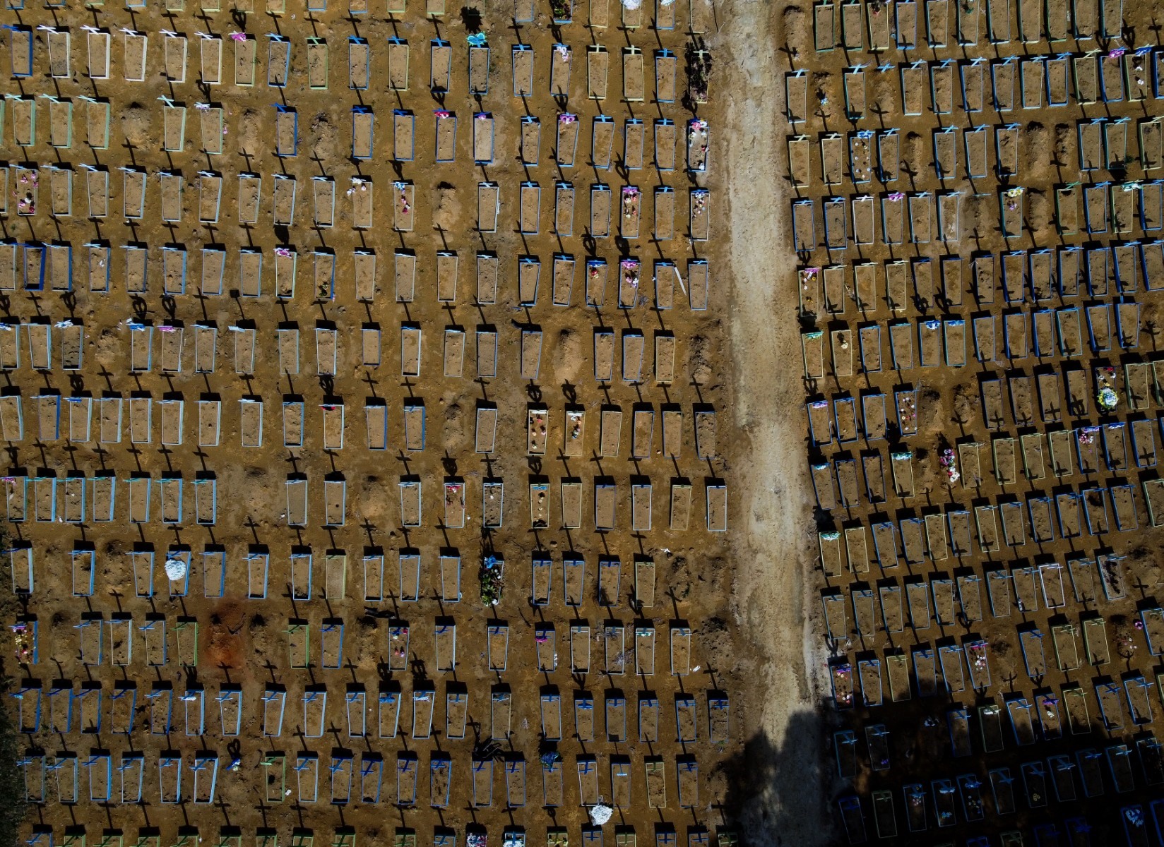 Những ngôi mộ nạn nhân COVID-19 tại nghĩa trang Nossa Senhora Aparecida ở Manaus, bang Amazonas, Brazil, ngày 29.4. Ảnh: AFP