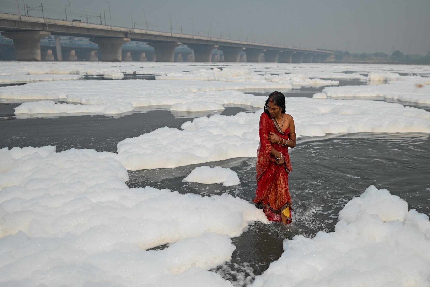 Một phụ nữ Ấn Độ giữa làn nước ô nhiễm ở sông thiêng Yamuna trước lễ hội Chhat Puja của người Hindu ở New Delhi, Ấn Độ, ngày 8.11. Ảnh: AFP