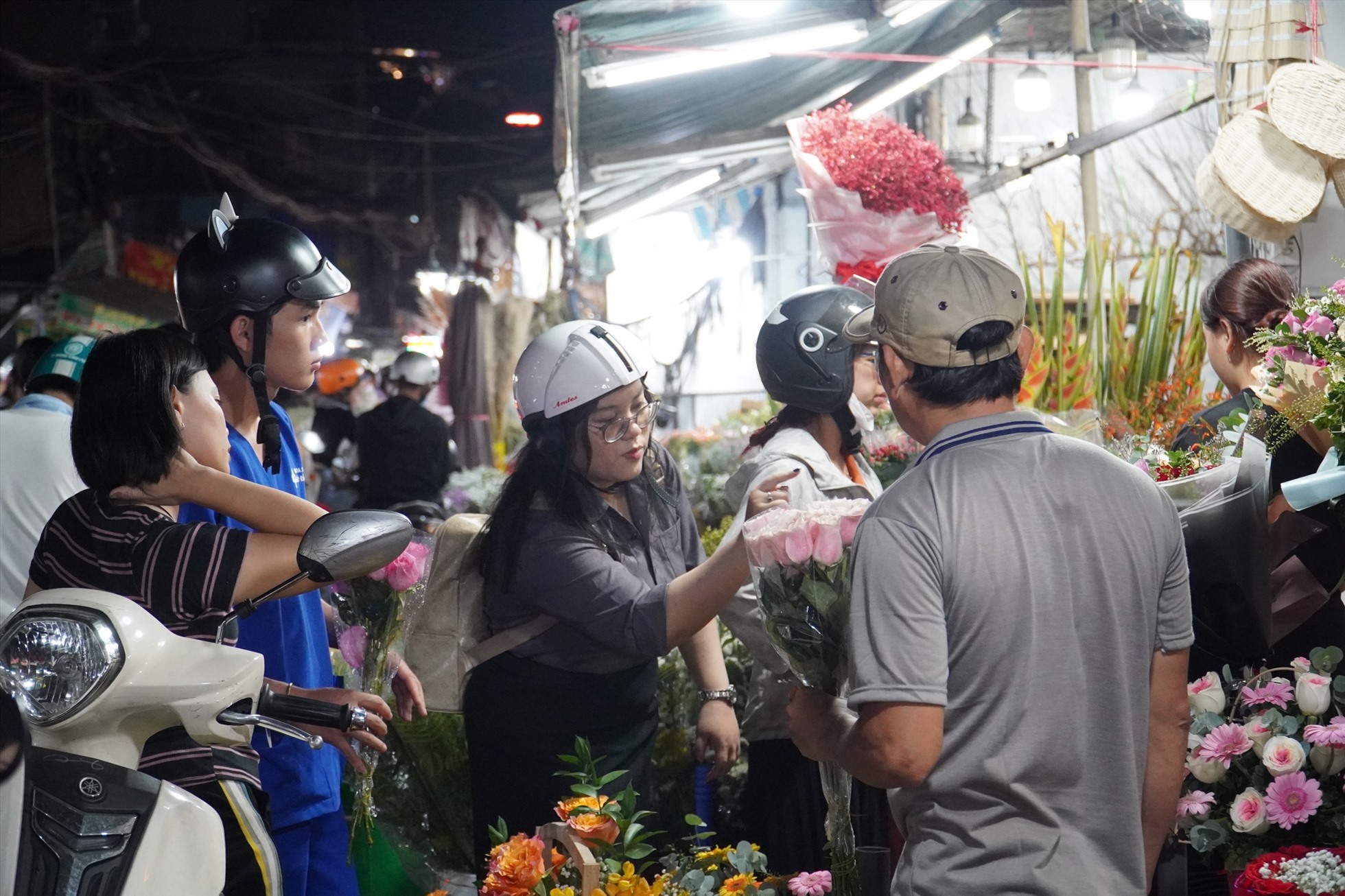 Chợ hoa Hồ Thị Kỷ tấp nập người mua nhân dịp Valentine. Ảnh nguồn: Ngọc Lê