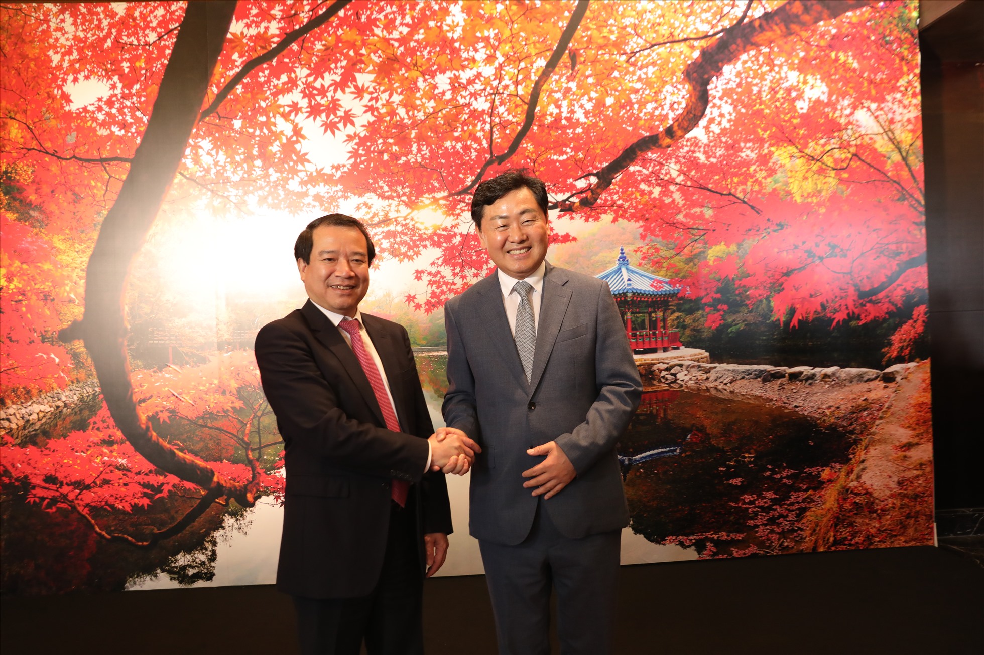 Phó Tổng cục trưởng TCDL - Hà Văn Siêu và ông Kim Kwan-Young – tỉnh trưởng Tỉnh Jeollabuk-do. Ảnh: KTO