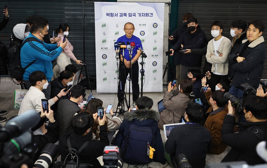 Ông Park Hang-seo được truyền thông Hàn Quốc săn đón chiều 14.2. Ảnh: Yonhap