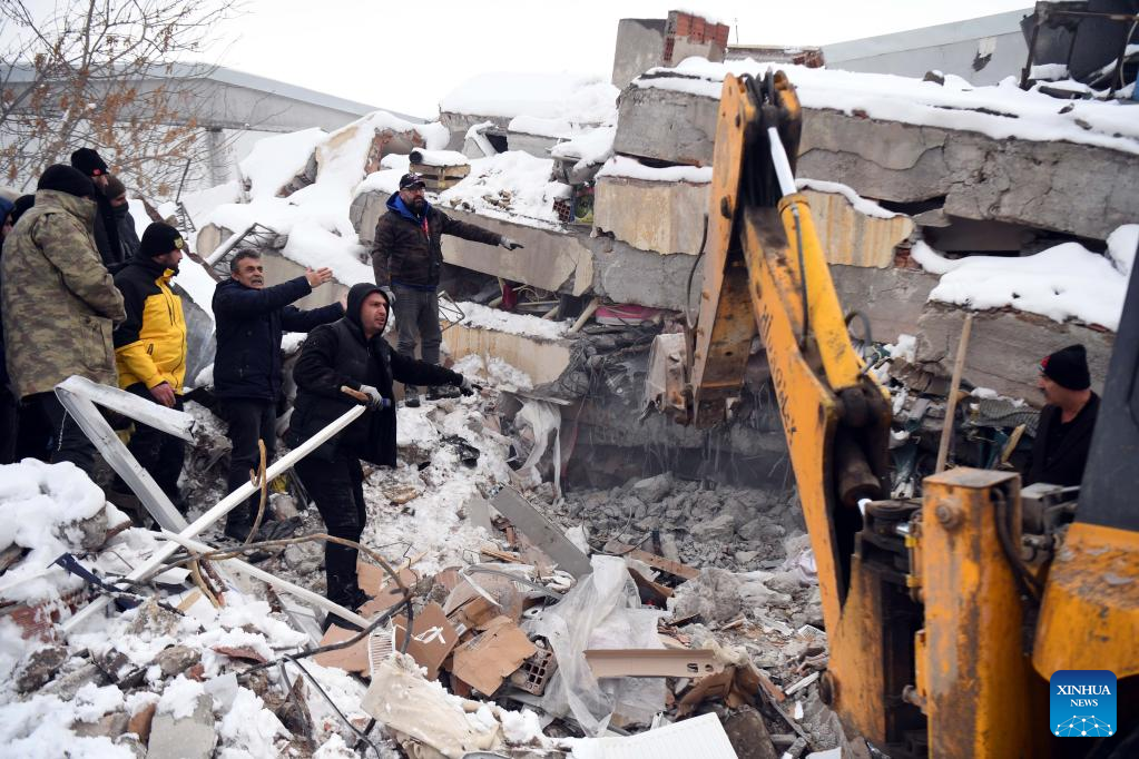 Lực lượng cứu hộ tìm kiếm những người sống sót trong đống đổ nát của một tòa nhà bị phá hủy ở quận Elbistan, tỉnh Kahramanmaras, Thổ Nhĩ Kỳ ngày 7.2.2023. Ảnh: Xinhua