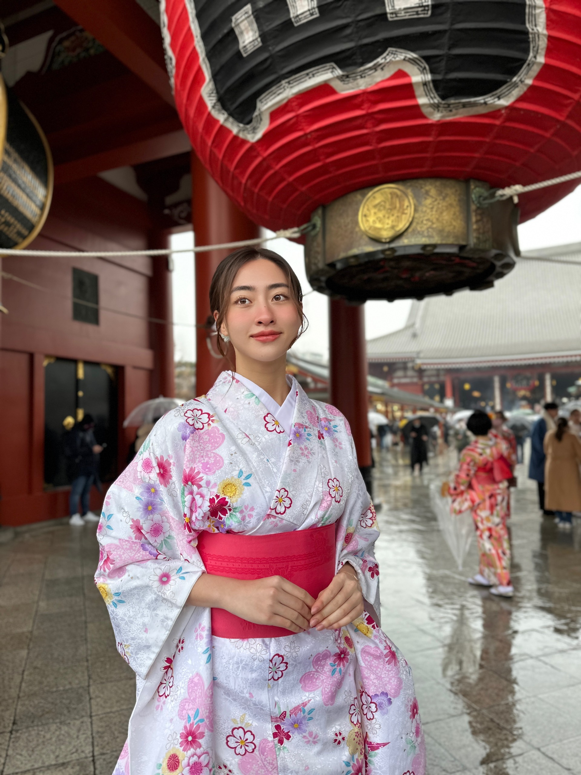Trong những ngày đầu tiên đặt chân tới Nhật Bản, Lương Thuỳ Linh đã lựa chọn bộ trang phục truyền thống của đất nước mặt trời mọc. Ảnh: Nhân vật cung cấp.