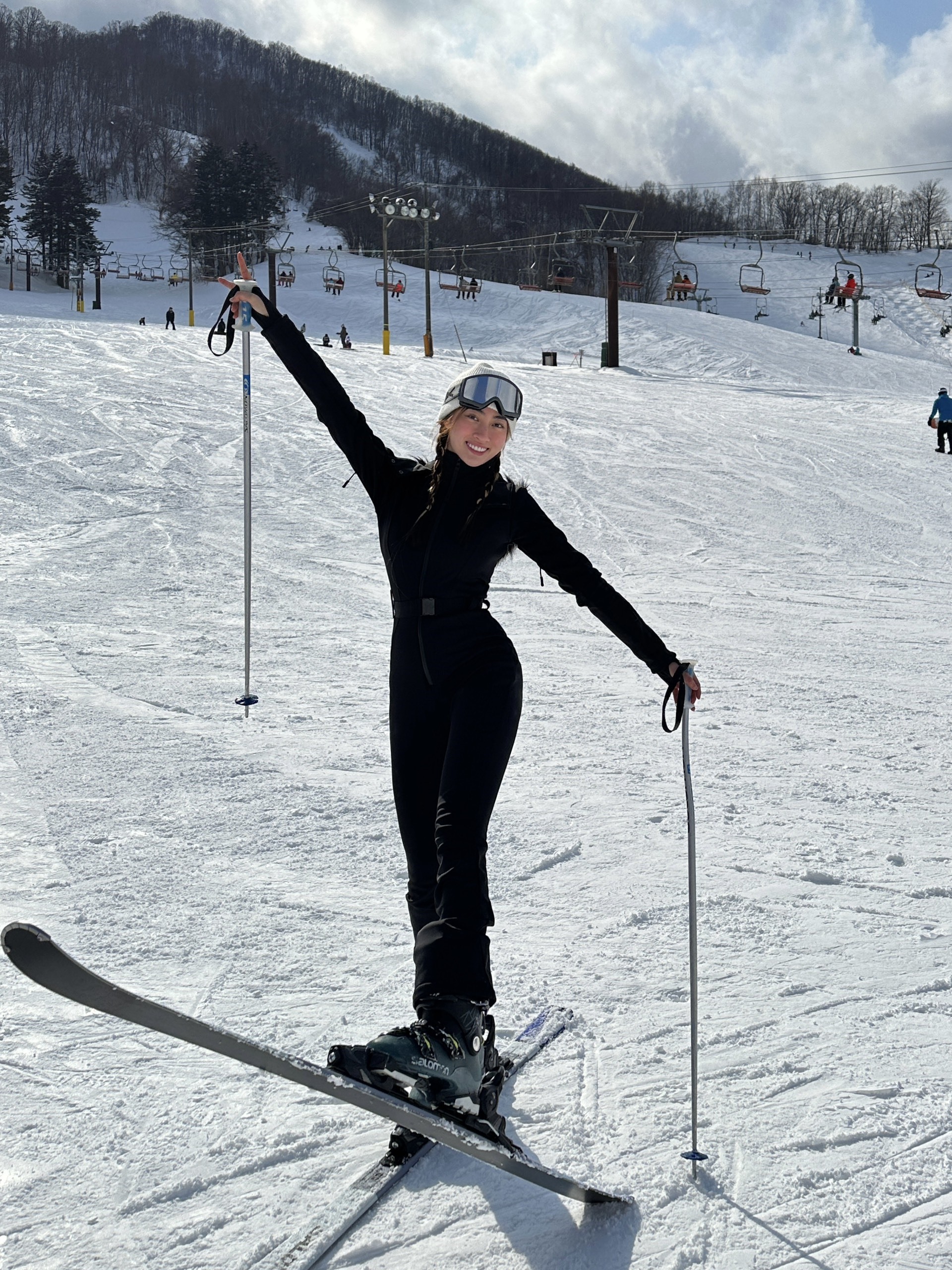 nh đã bắt đầu mùa trượt tuyết của cô và đem đến những kiểu dáng ấn tượng từ bộ áo liền quần đen sang trọng, phong cách.