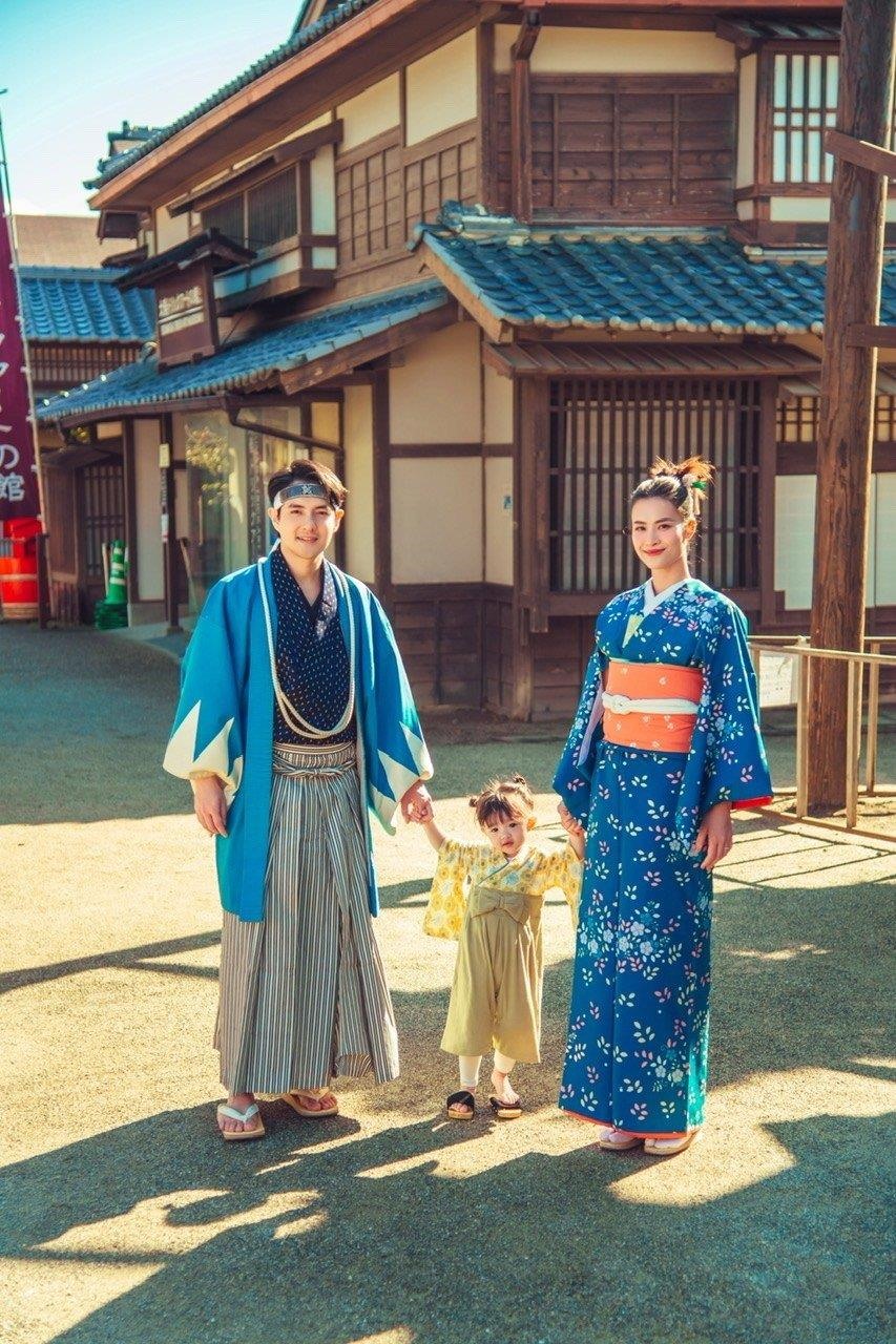 Gia đình Đông Nhi - Ông Cao Thắng trong trang phục truyền thống của Nhật Bản. Ảnh: Nhân vật cung cấp