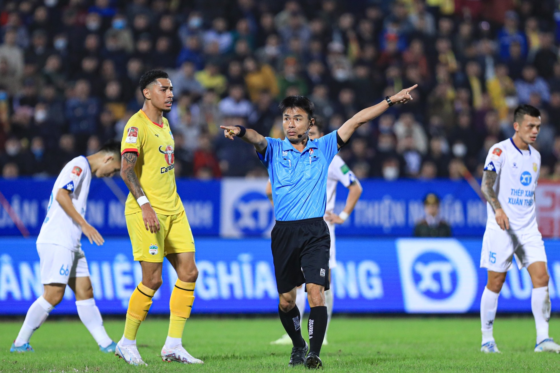 Tuy nhiên trọng tài chính Trương Hồng Vũ không công nhận bàn thắng do trước đó, Đinh Thanh Bình đã phạm lỗi kéo sau hậu vệ chủ nhà.