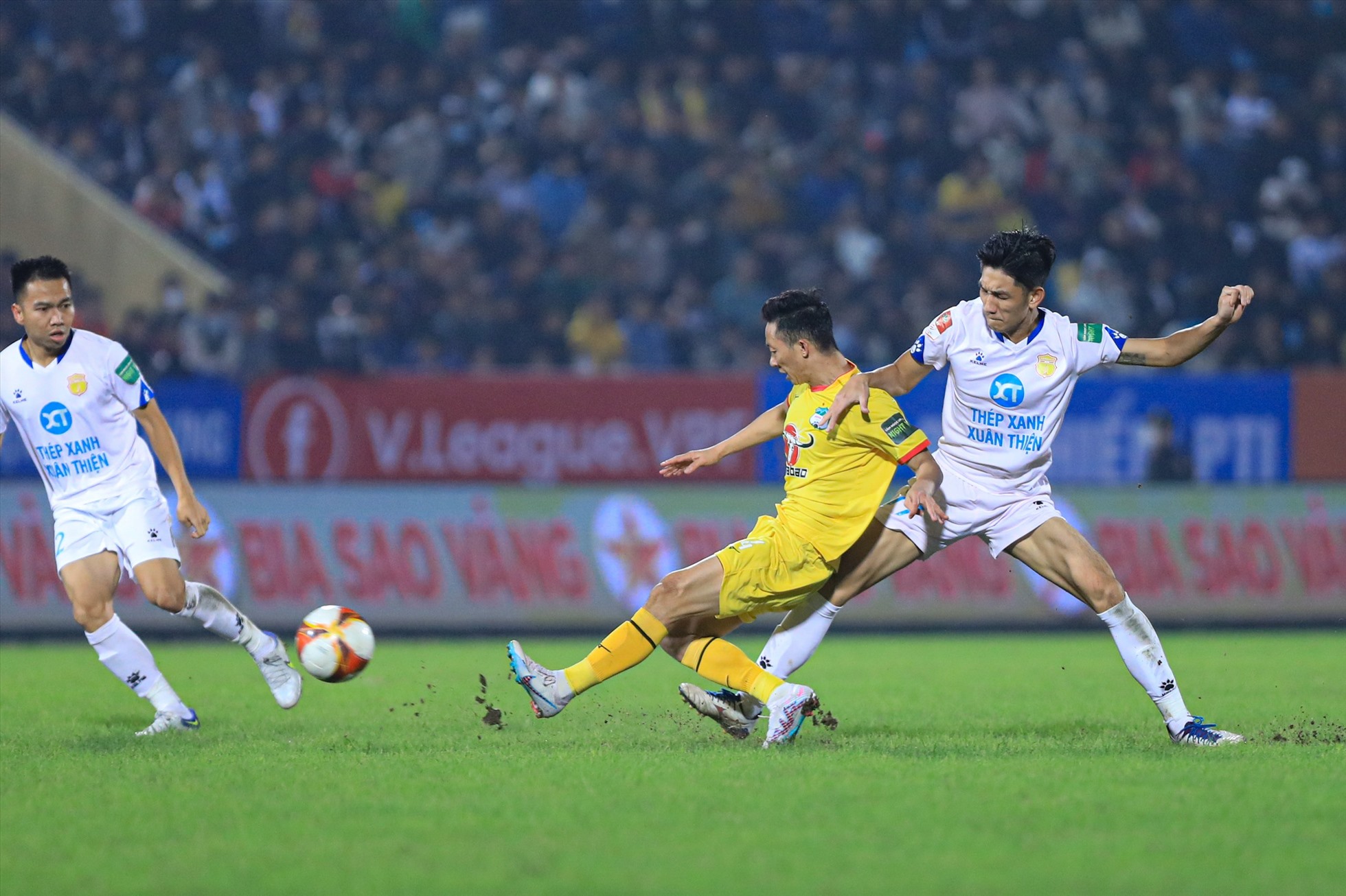 Bàn thắng của Châu Ngọc Quang không thể giúp Hoàng Anh Gia Lai có được 1 điểm trước Nam Định.