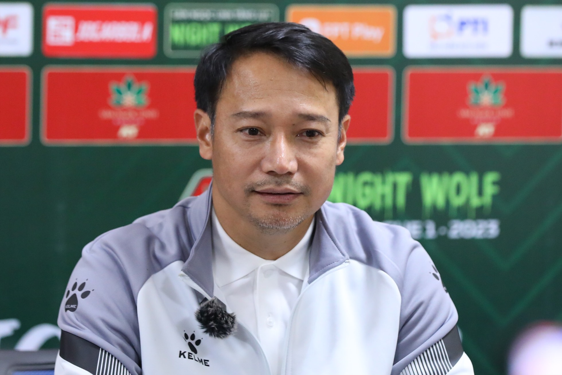 Huấn luyện viên Vũ Hồng Việt chưa hài lòng về màn trình diễn của các cầu thủ Nam Định. Ảnh: Minh Dân