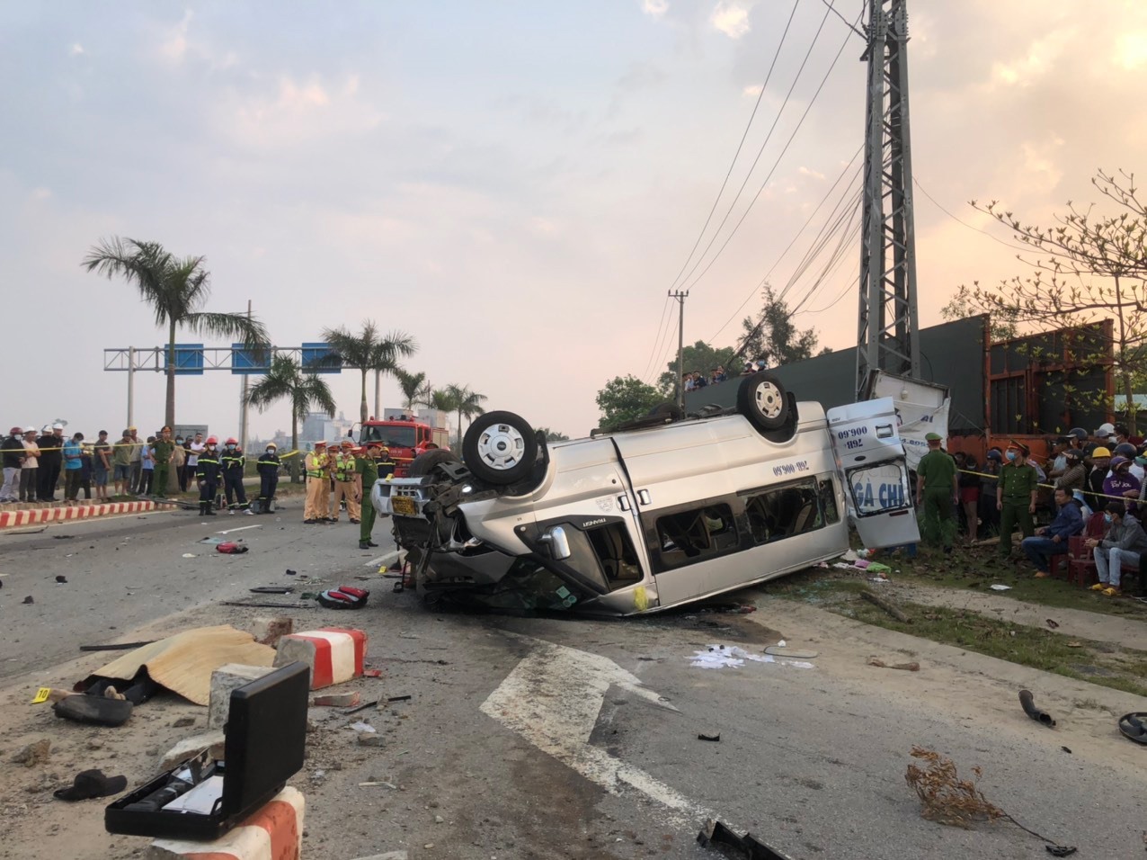 Hiện trường vụ tai nạn thảm khốc ở Quảng Nam khiến 8 người tử vong. Ảnh: Theo nguồn UBATGTQG