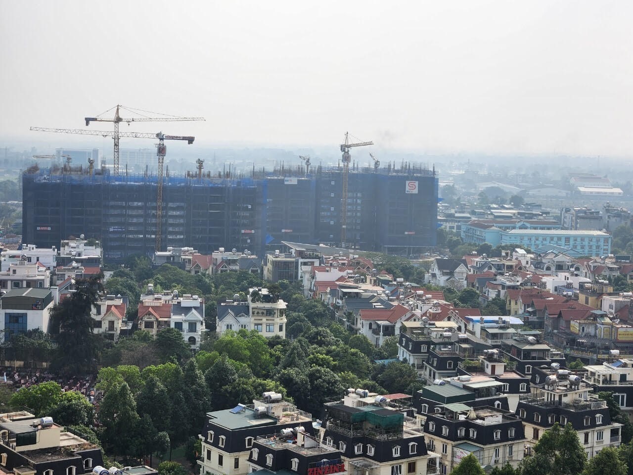 Dự án Tổ hợp thương mại và căn hộ Hà Nội Melody Residences thuộc Khu đô thị Tây Nam Linh Đàm đang xây dựng. Ảnh: Cao Nguyên.