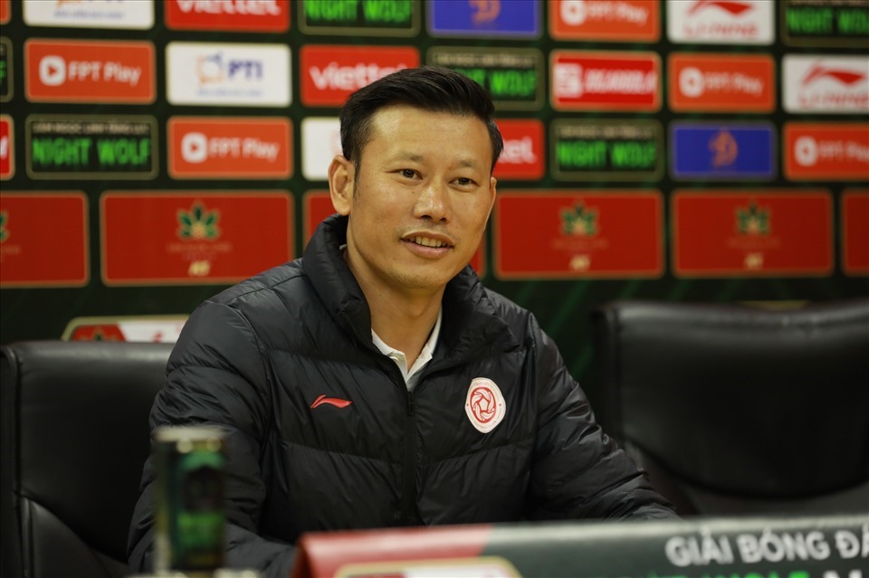 Huấn luyện viên Thạch Bảo Khanh hài lòng với chiến thắng của Viettel. Ảnh: Xuân Trang