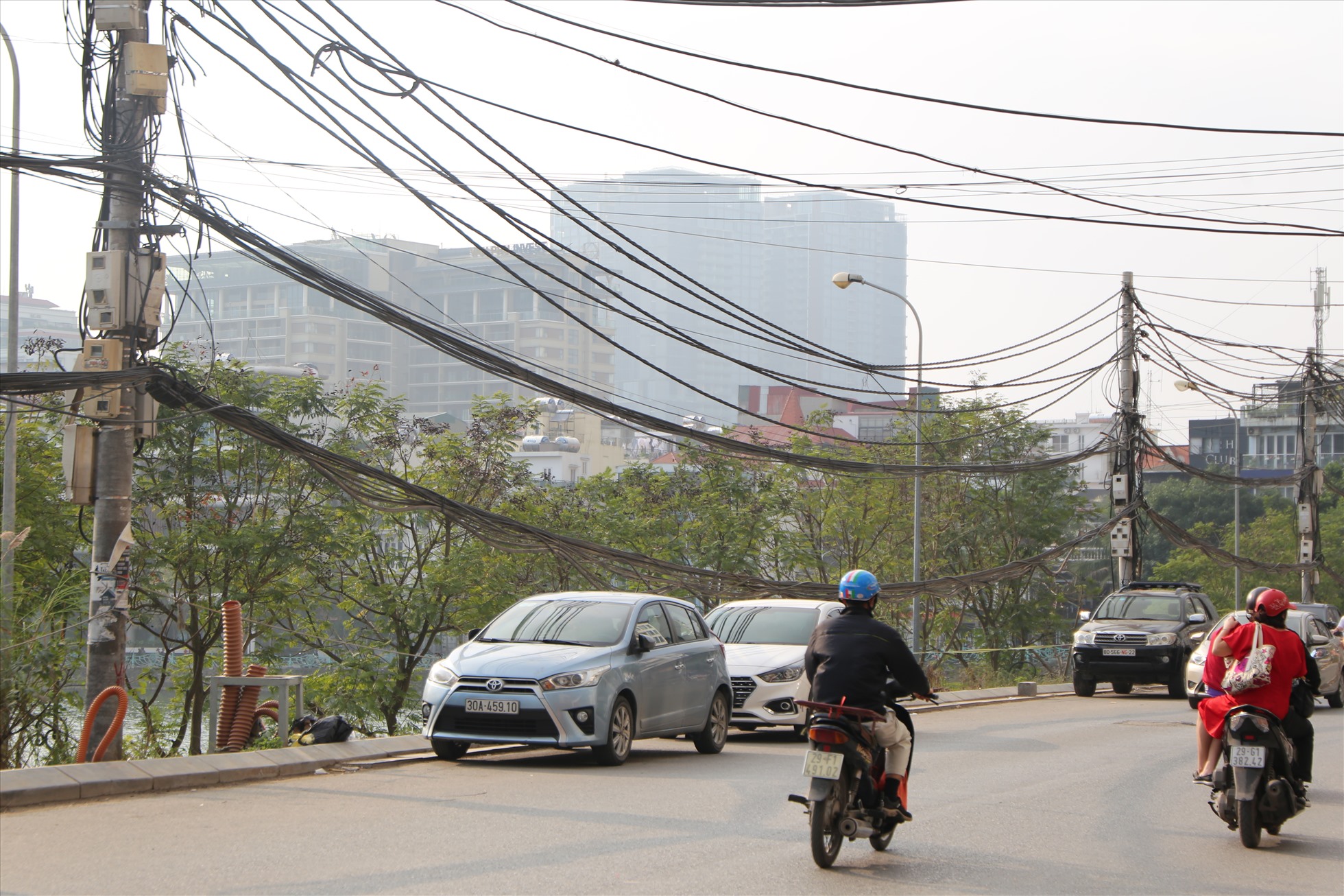 Dây điện, dây cáp viễn thông chằng chịt nối với nhau gây mất mỹ quan cho dự án được xem là dự án giao thông trọng điểm của thành phố Hà Nội. Ảnh: Vĩnh Hoàng