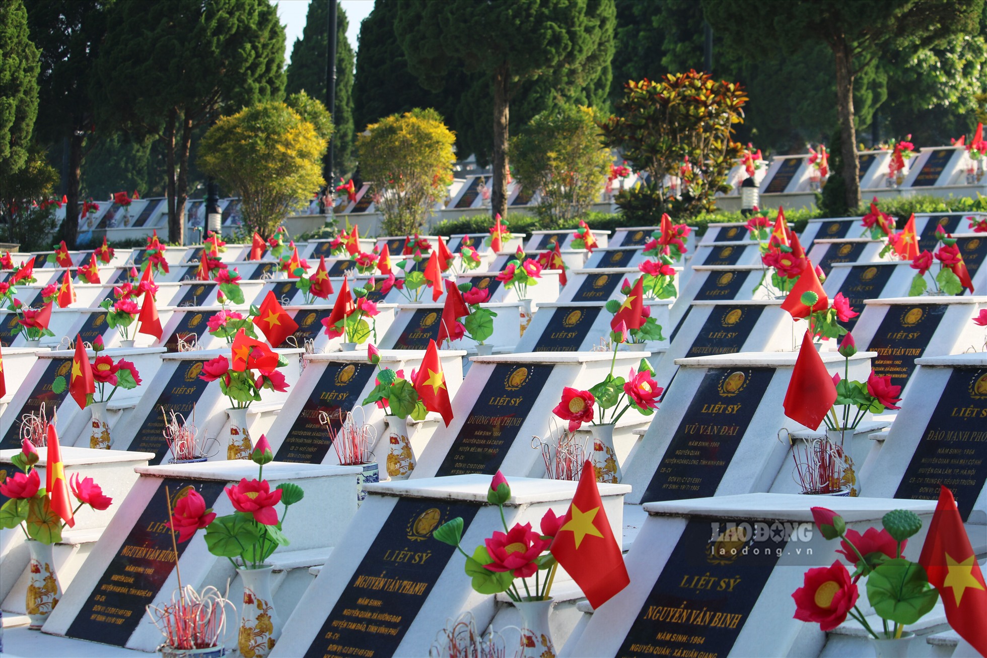 Các phần mộ Liệt sĩ đều được lát đá trang trọng, có hoa và cờ Tổ quốc cùng với hương khói quanh năm như khẳng định đồng bào, nhân dân cả nước không bao giờ quên sự hi sinh anh dũng để bảo vệ từng tấc đất Tổ quốc của các anh hùng, liệt sĩ.