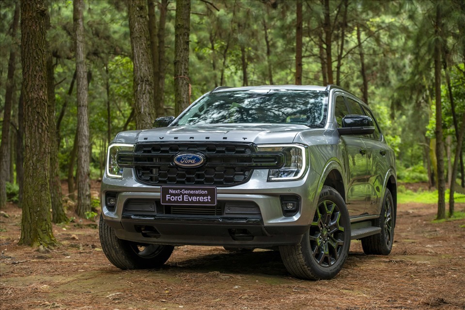 Ford Everest đang thể hiện uy lực cạnh tranh tốt khi có lượng xe bán ra gần bằng tổng doanh số các đối thủ cộng lại. Theo đó, doanh số tháng 1/2023 của Ford Everest đạt 770 xe, giảm 303 xe so với tháng liền trước nhưng vẫn giúp Ford nắm giữ 48,8% thị phần phân khúc SUV 7 chỗ. Ảnh: Ford.