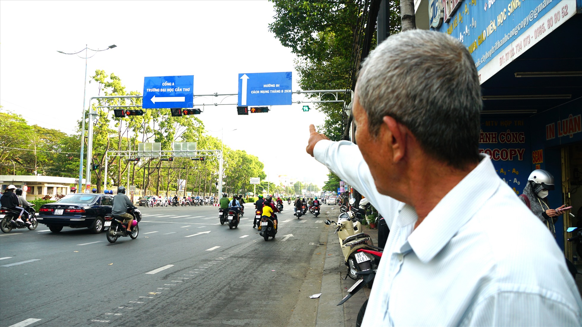 Ông Võ Văn An (64 tuổi, Q. Ninh Kiều, TP. Cần Thơ) chia sẻ, trước đây chưa có đèn tín hiệu giao thông rất nguy hiểm, hầu như ngày nào cũng có va chạm trước cổng trường. Từ lúc có đèn tín hiệu giao thông, các em sinh viên ít xảy ra tai nạn hơn, người dân qua lại cũng được đảm bảo an toàn.