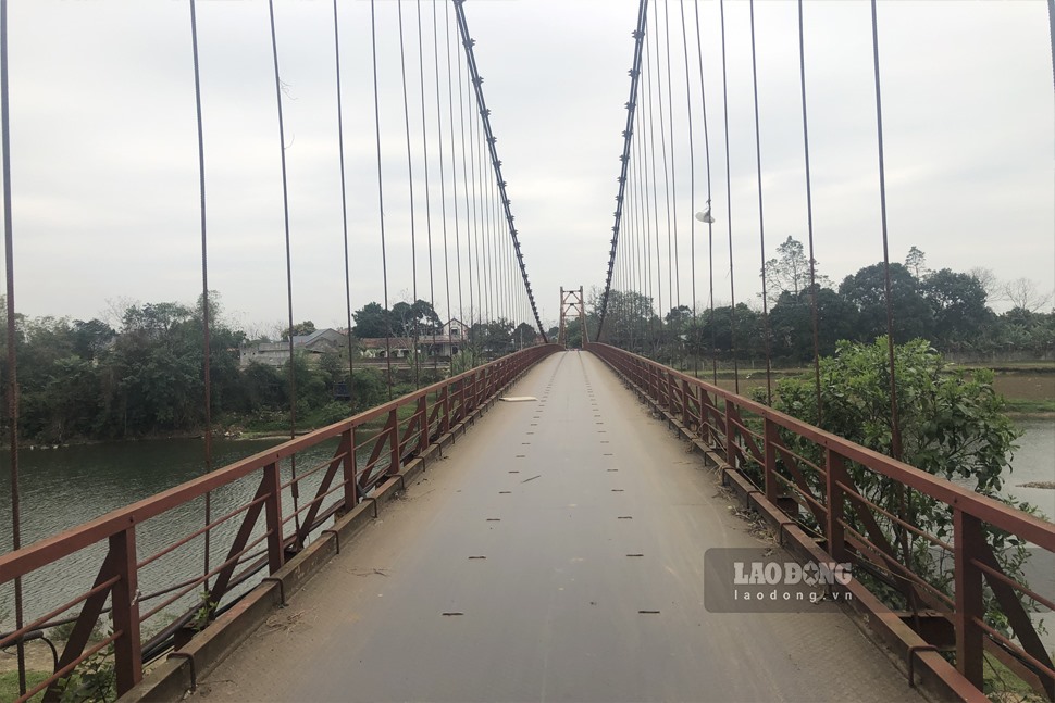 Từ khi ngừng sử dụng, cây cầu chưa được bảo dưỡng. Ảnh: Nguyễn Hoàn.