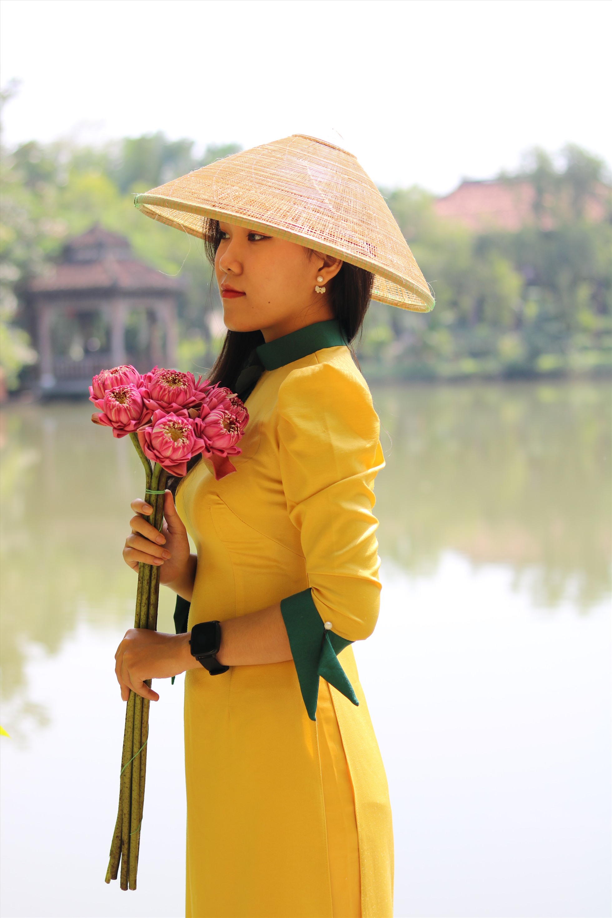 “Chúng ta nên giữ lại và phát triển tà áo dài Việt Nam vì đó là nét đẹp truyền thống bao đời rồi. Theo mình thì trong dịp quan trọng các bạn nữ mặc áo dài sẽ đẹp hơn, tôn lên vóc dáng người phụ nữ Việt”, bạn Trung Kiên (19 tuổi) chia sẻ.
