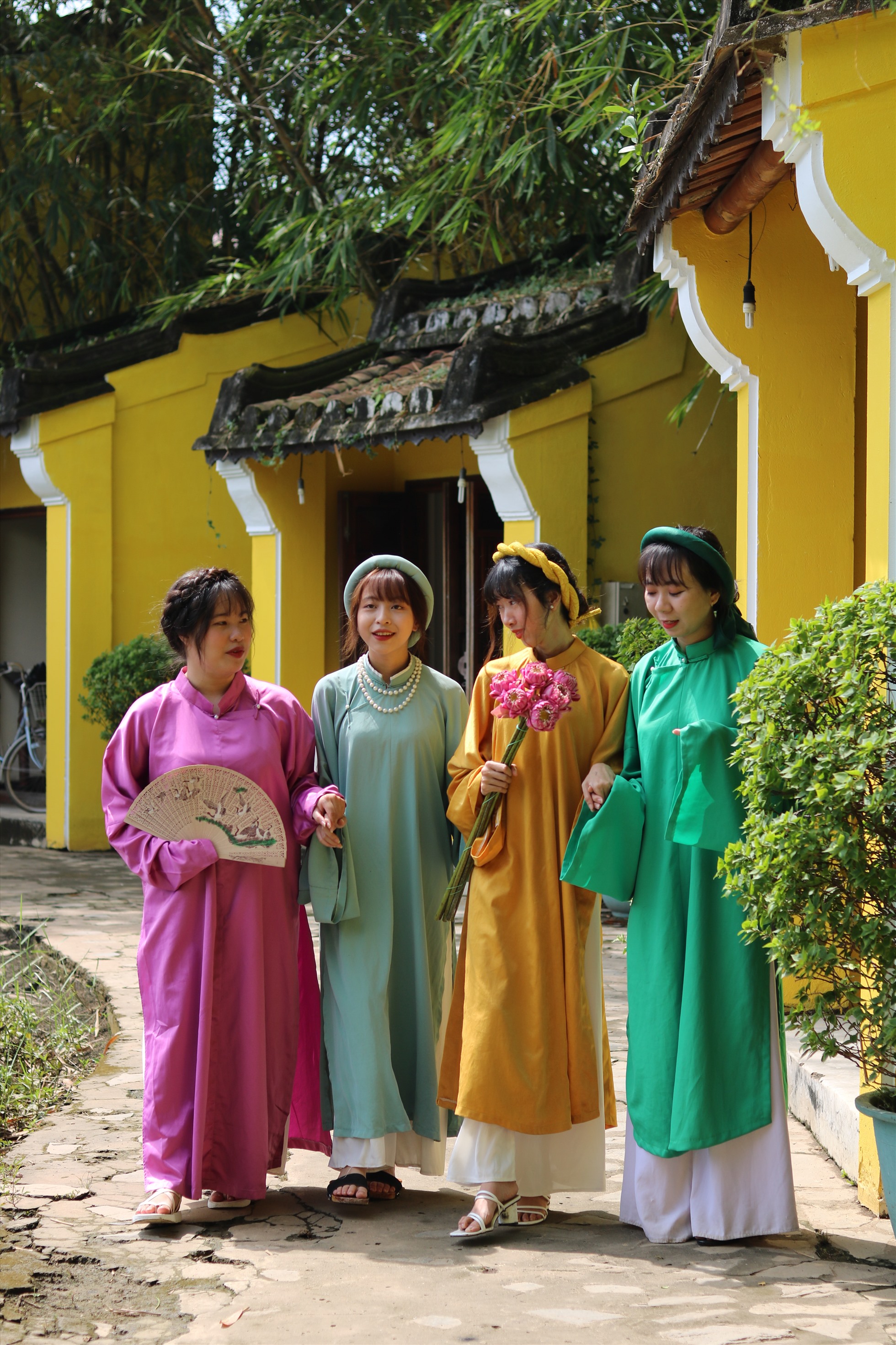 Vào những ngày lễ - tết, người Việt có xu hướng chọn áo dài cùng đồng hành để tham dự.  Từ những nghi lễ trang trọng trong gia đình, công sở, xã hội, ngoại giao… đến cả ngày quan trọng nhất đời người, hôn lễ, thì tà áo dài là vật không thể thiếu.