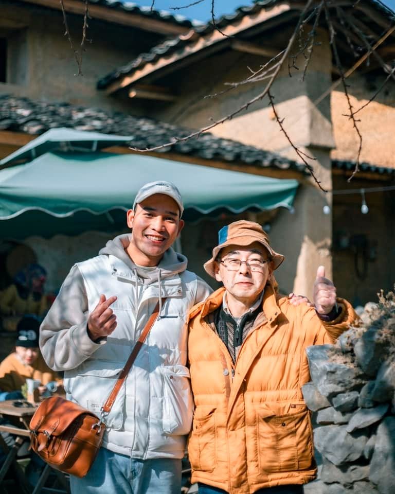 Ông Yasushi Ogura (áo màu vàng), người đã hỗ trợ 200 triệu cho một gia đình người Lô Lô mở quán Cafe. Ảnh: Bùi Ngọc Công