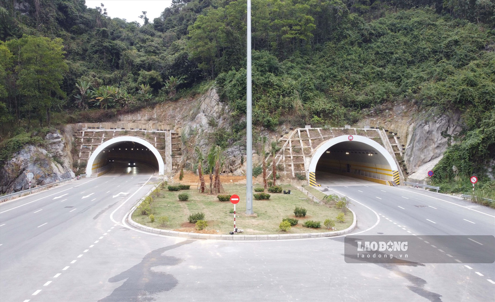 Điểm nhấn của tuyến đường bao biển Hạ Long - Cẩm Phả là đoạn hầm xuyên núi (khu vực vịnh Bái Tử Long). Đoạn hầm này có thiết kế dài 235m, với 2 ống hầm, mỗi ống 3 làn xe và được triển khai từ tháng 3.2021. Ảnh: Đoàn Hưng