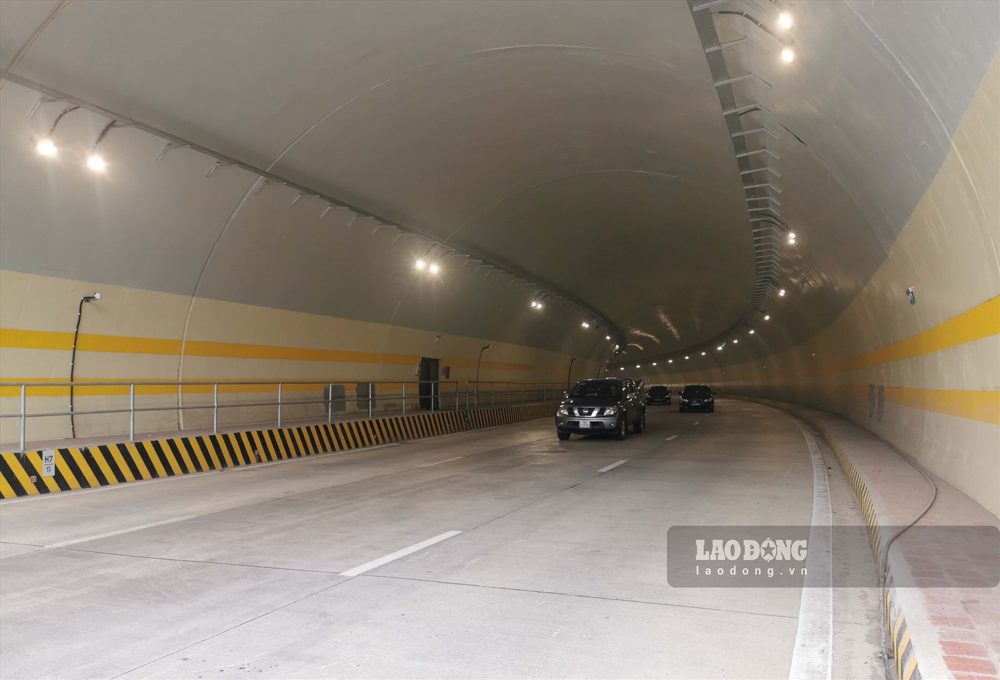 Đây là đường hầm xuyên núi lớn nhất Quảng Ninh đến thời điểm này và cũng là một trong những đường hầm xuyên núi có nền đường lớn nhất Việt Nam với tổng mức đầu tư trên 247,5 tỉ đồng. Ảnh: Đoàn Hưng
