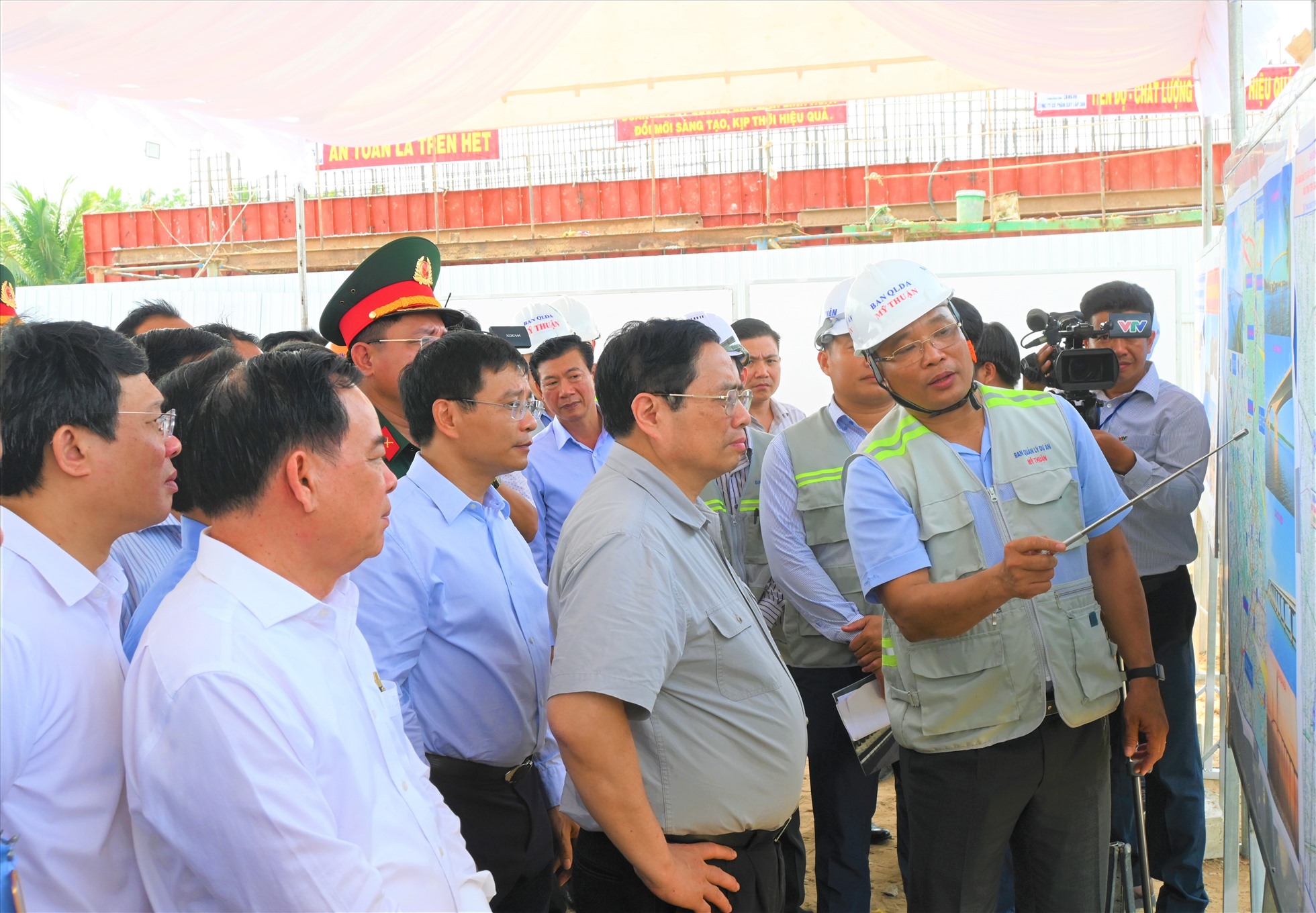 Thủ tướng Chính phủ Phạm Minh Chính kiểm tra tiến độ thực hiện dự án cầu Rạch Miễu 2. Ảnh: Thành Nhân