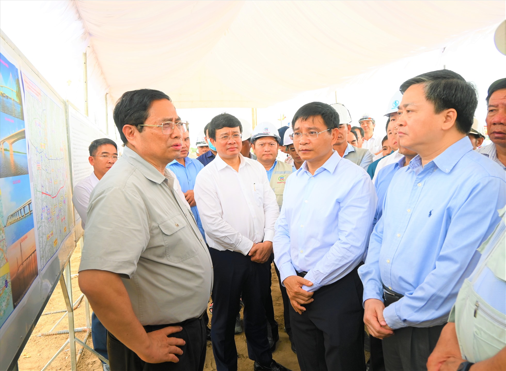 Thủ tướng Chính phủ Phạm Minh Chính chỉ đạo tại buổi kiểm tra dự án cầu Rạch Miễu 2. Ảnh: Thành Nhân