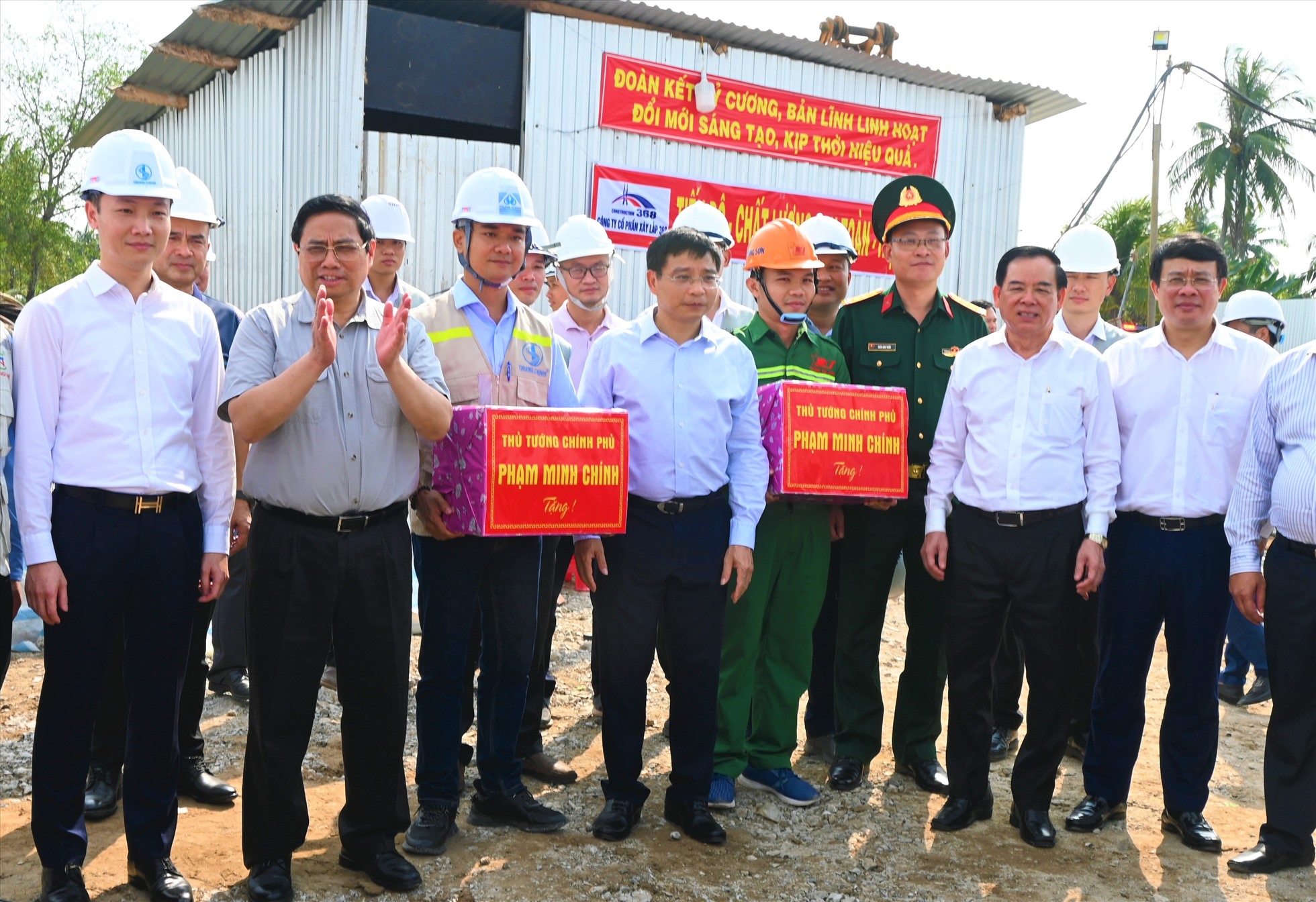 Thủ tướng Chính phủ Phạm Minh Chính thăm động viên, và trao quà công nhân lao động thi công dự án cầu Rạch Miễu 2. Ảnh: Thành Nhân