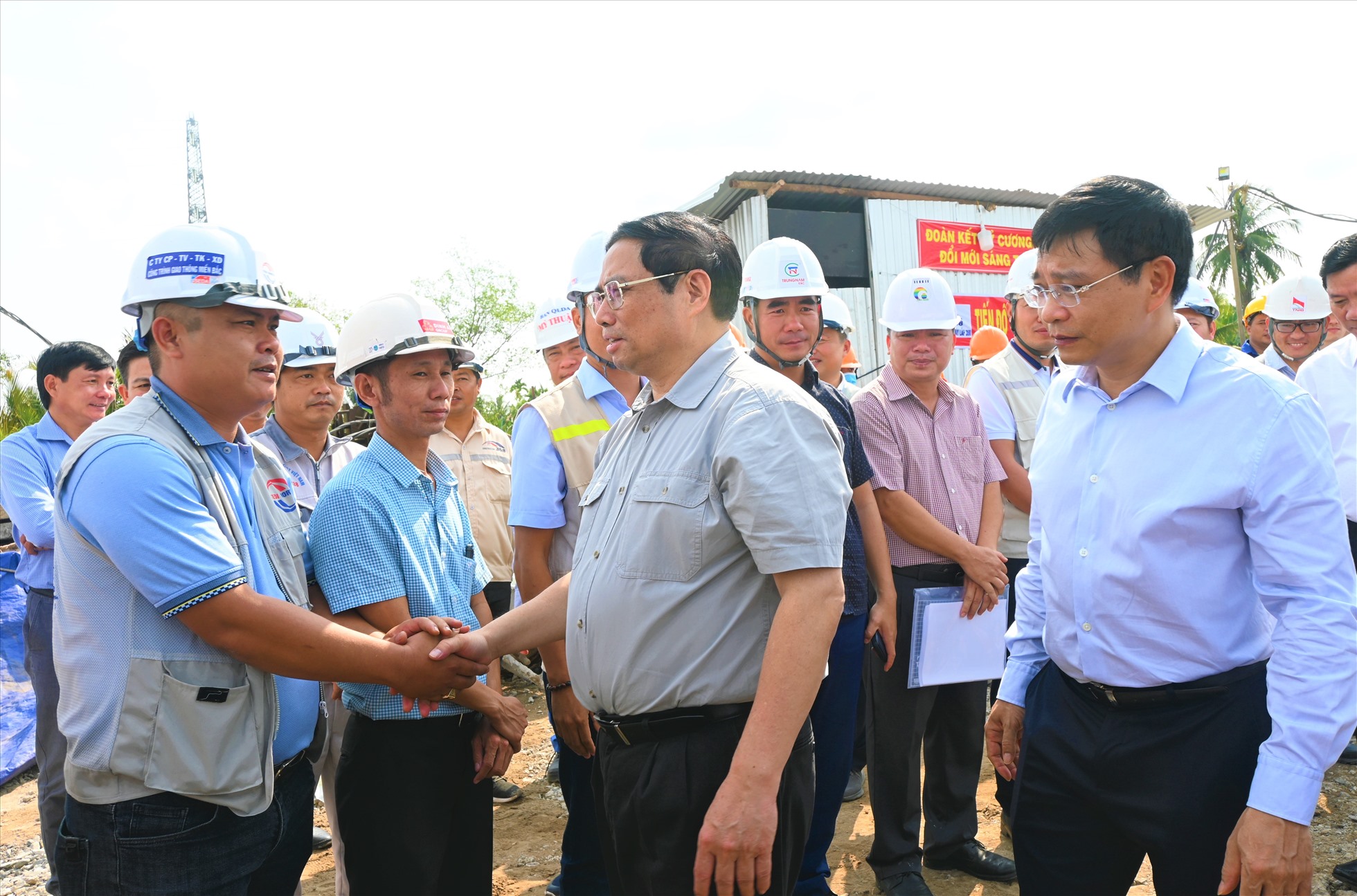 Thủ tướng Chính phủ Phạm Minh Chính thăm động viên, và trao quà công nhân lao động thi công dự án cầu Rạch Miễu 2. Ảnh: Thành Nhân