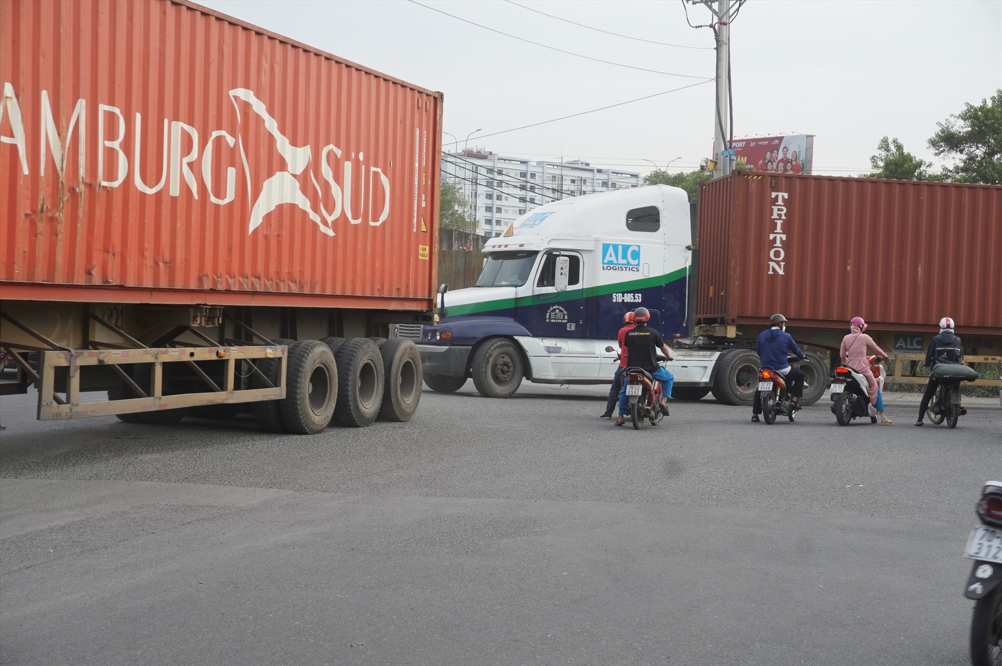 Từ năm 2015, UBND TPHCM duyệt chủ trương mở rộng đường Nguyễn Duy Trinh nhưng đến nay sau 8 năm, cơ quan chức năng vẫn chưa có động thái triển khai, khởi công dự án.