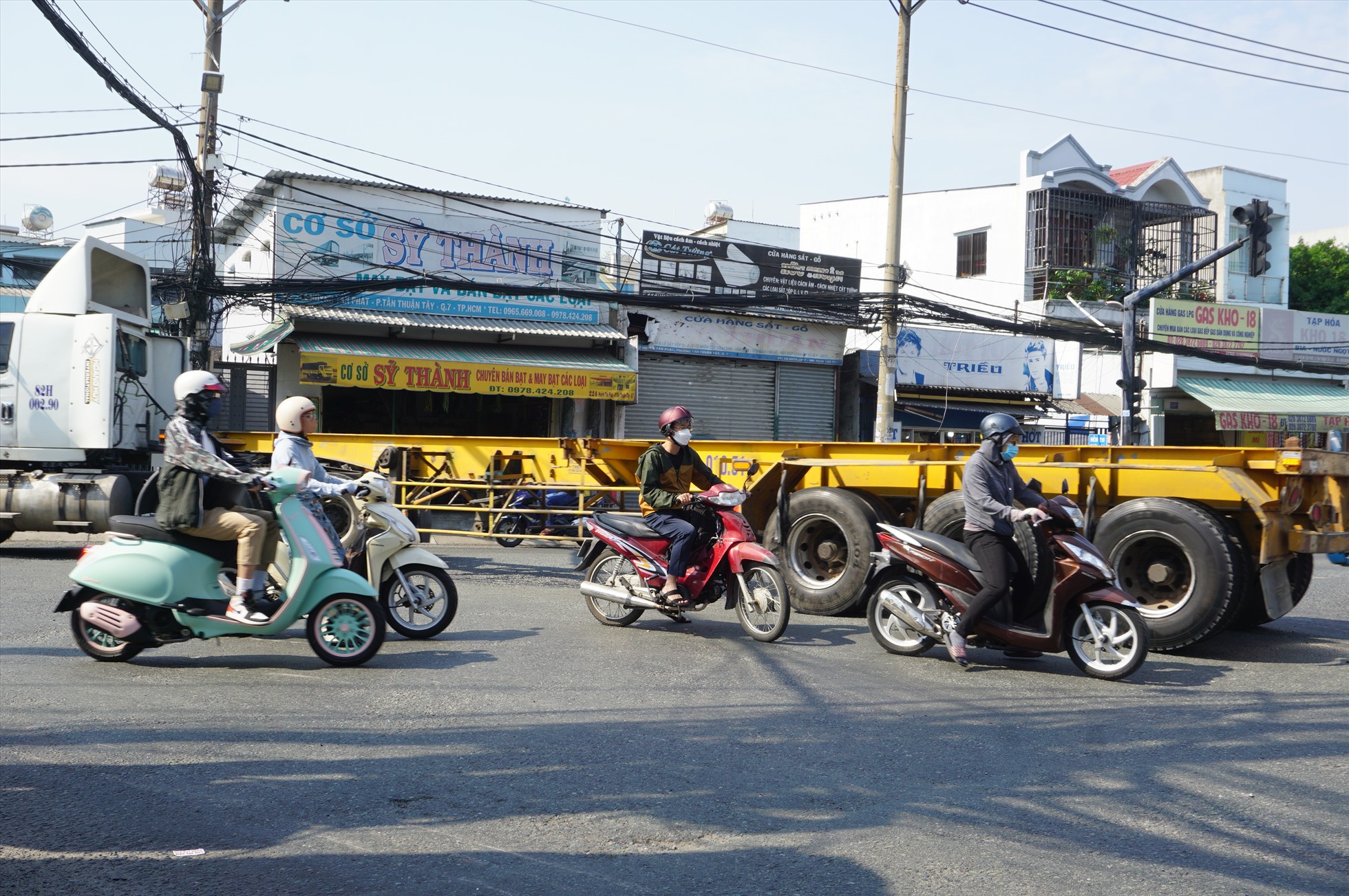 Người dân qua giao lộ Huỳnh Tấn Phát - Lưu Trọng Lư (quận 7, TP HCM) luôn bất an, ngột ngạt khi bị “kẹp” giữa dòng xe tải, container liên tục ra vào cảng.