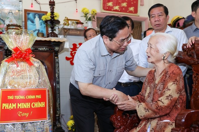 Thủ tướng thăm, tặng quà Mẹ Việt Nam anh hùng Lê Thị Khanh (thị trấn Châu Thành, huyện Châu Thành) - Ảnh: VGP/Nhật Bắc