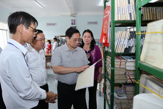 Thủ tướng Phạm Minh Chính kiểm tra cơ sở vật chất của nhà trường - Ảnh: VGP/Nhật Bắc
