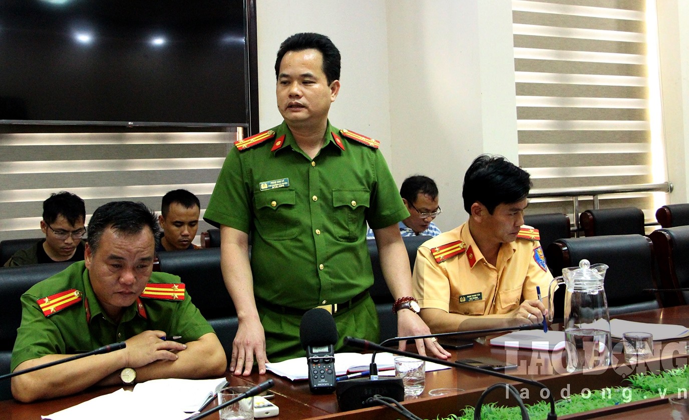 Thượng tá Phan Chu Ký, Phó Công an huyện Núi Thành, tỉnh Quảng Nam báo cáo sơ bộ về vụ TNGT thảm khốc làm 10 người chết. Ảnh: Ngọc Viên