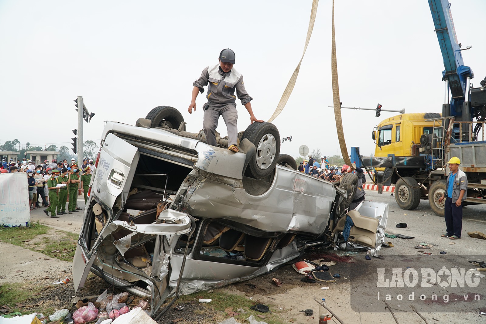 Hiện trường vụ TNGT thảm khốc ở Quảng Nam làm 10 người tử vong. Ảnh: Ngọc Viên