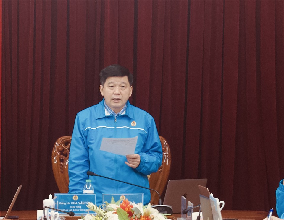 Ông Kha Văn Tám - Ủy viên Ban Chấp hành Đảng bộ tỉnh, Chủ tịch Liên đoàn Lao động tỉnh phát biểu tại hội nghị. Ảnh: Quỳnh Trang