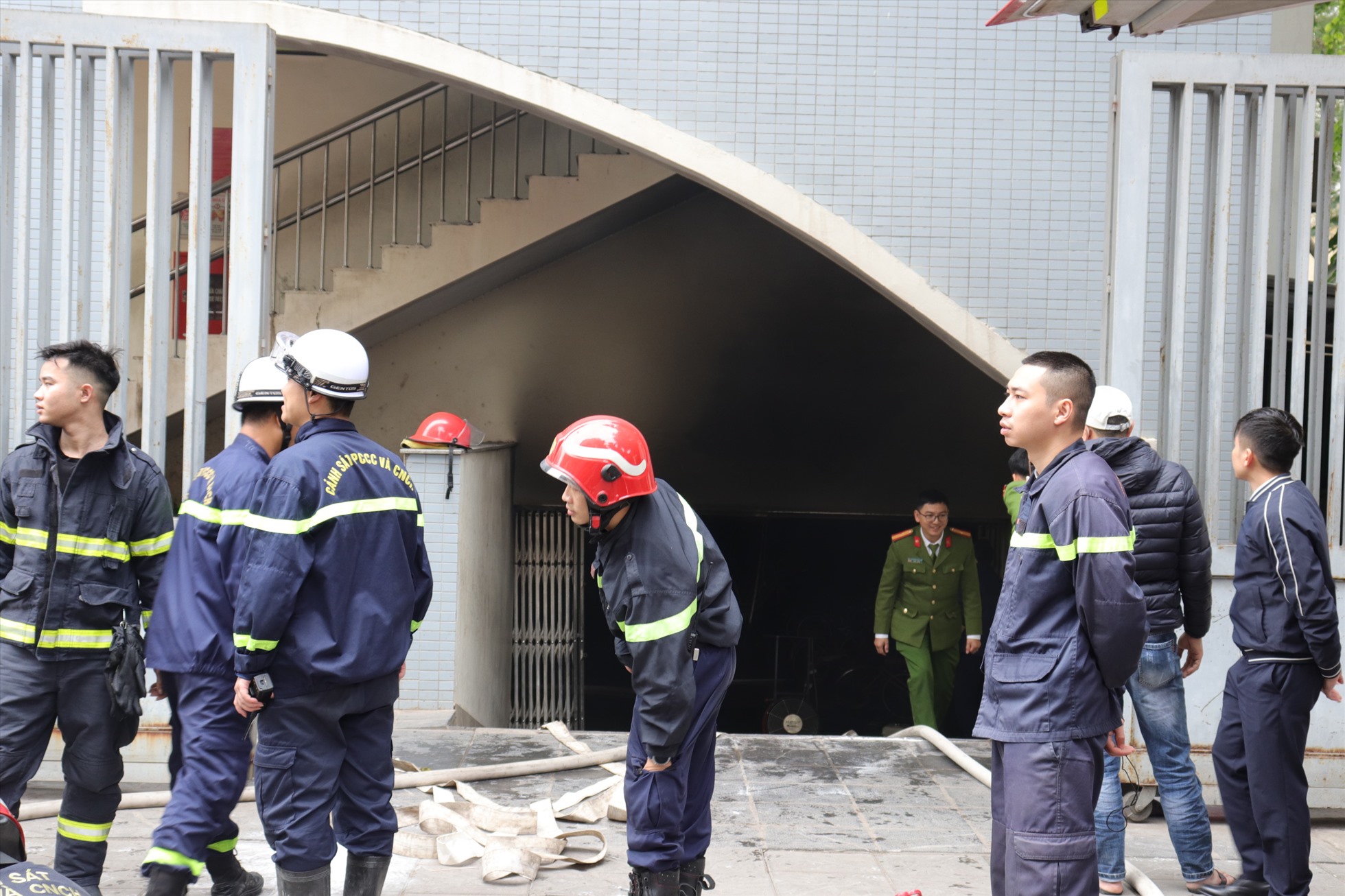 Lực lượng chức năng phong tỏa và tiến sâu khám xét hiện trường vụ cháy.
