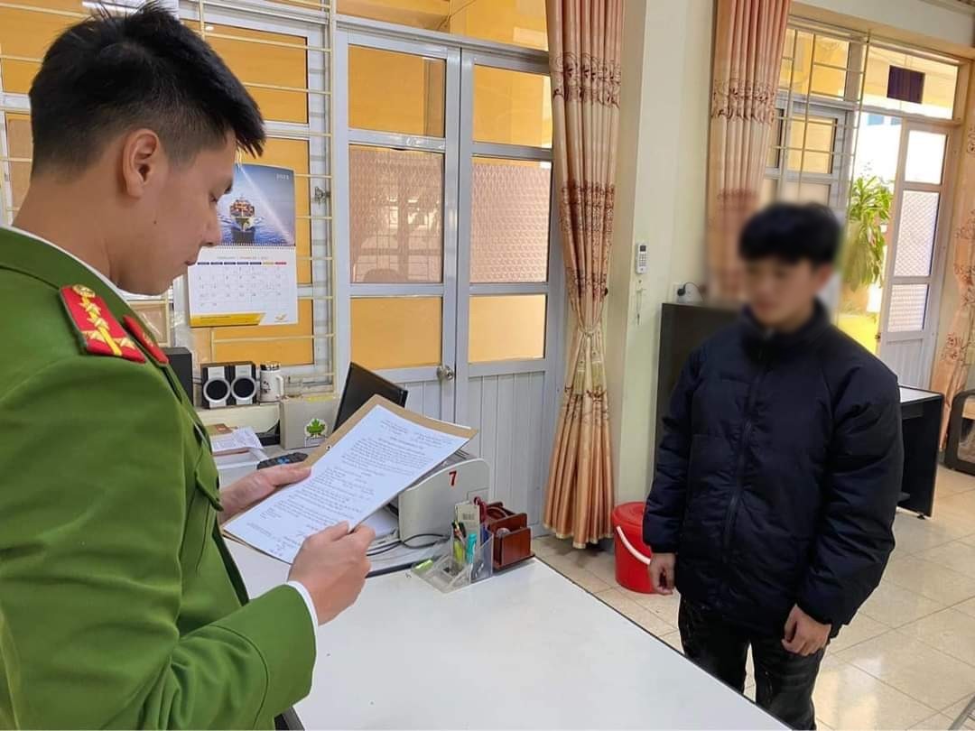 Công an tỉnh Cao Bằng đọc quyết định khởi tố một nam sinh lớp 12 tông CSGT. Ảnh: CACC