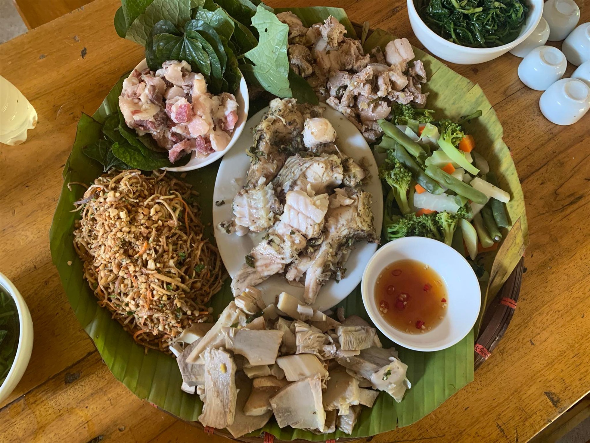 Thịt chua trong mâm cơm đãi khách của bà con dân tộc Dao Tiền ở bản Sưng, Đà Bắc.