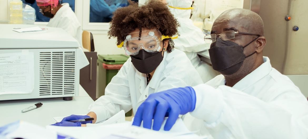 Các kỹ thuật viên tiến hành nghiên cứu tại Phòng thí nghiệm Nghiên cứu Baney ở Malabo, Guinea Xích đạo. Ảnh: WHO