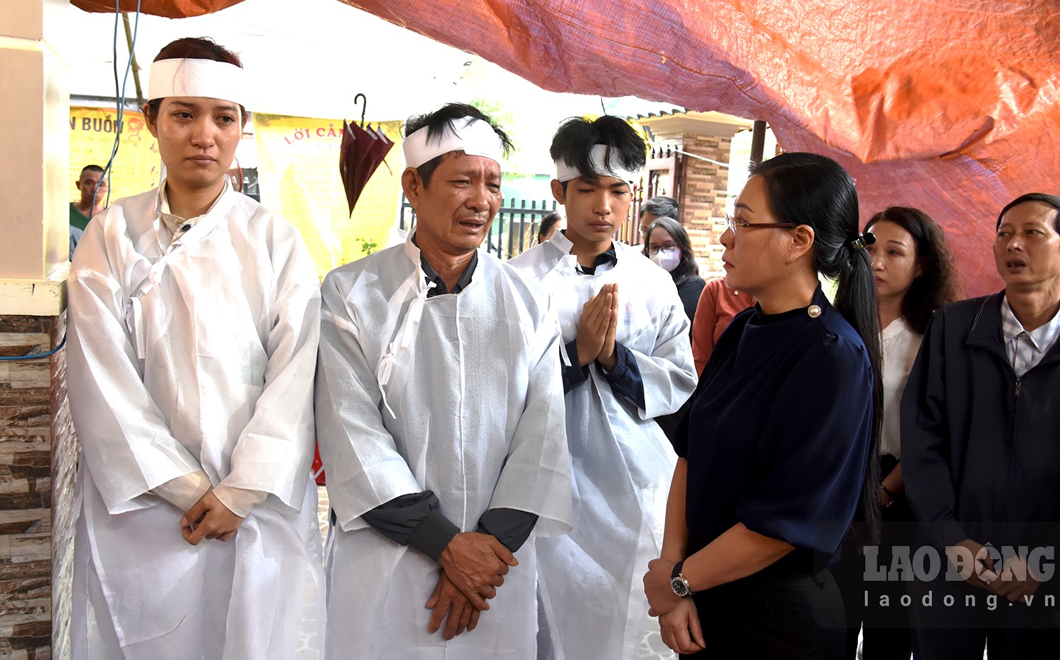 Bà Bùi Thị Quỳnh Vân đến thăm hỏi, động viên các gia đình có nạn nhân tử vong trong vụ TNGT thảm khốc. Ảnh: Ngọc Viên